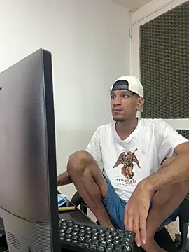 Snapshot of Miguel_bigcock chatting on 05-16-26, 02:05 Miguel bigcock online show from 05-16-26, 02:05