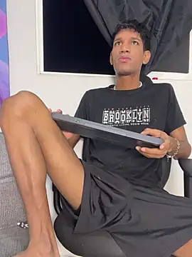 Snapshot of Miguel_bigcock chatting on 04-14-26, 01:43 Miguel bigcock online show from 04-14-26, 01:43