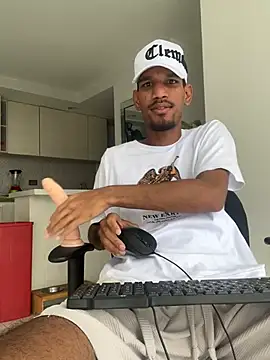 Snapshot of Miguel_bigcock chatting on 02-19-26, 03:20 Miguel bigcock online show from 02-19-26, 03:20