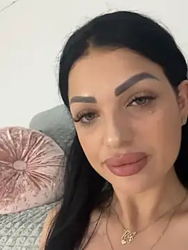 Snapshot of IrisRossie chatting on 06-17-26, 05:29 IrisRossie online show from 06-17-26, 05:29