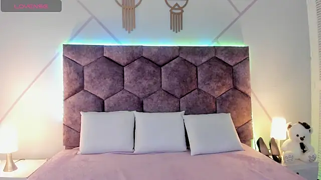 aurora collinss  online show from 11-14-25, 01:15