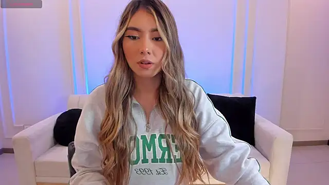Snapshot of MaddisonCollins chatting on 05-22-26, 11:41 MaddisonCollins online show from 05-22-26, 11:41