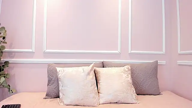 Lucy Canel online show from 12-17-25, 07:19