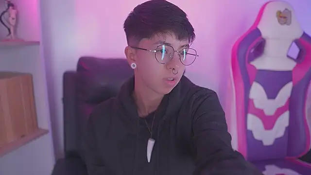 Snapshot of tommy_blue chatting on 10-10-25, 08:31 tommy blue online show from 10-10-25, 08:31