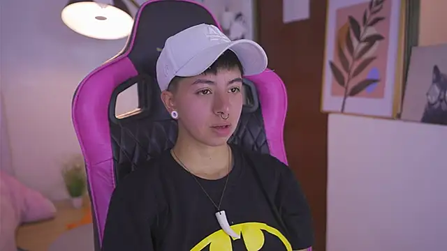 Snapshot of tommy_blue chatting on 11-04-25, 12:20 tommy blue online show from 11-04-25, 12:20