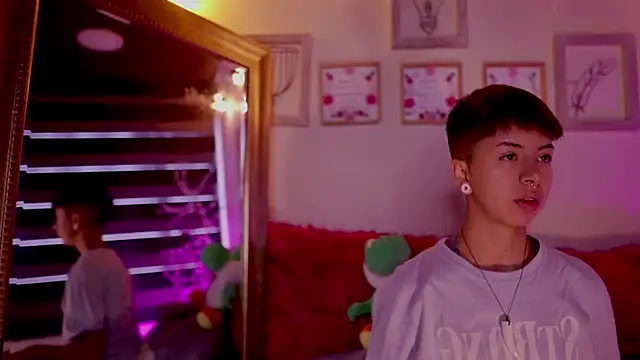 Snapshot of tommy_blue chatting on 03-17-25, 12:25 tommy blue online show from 03-17-25, 12:25