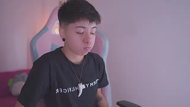 Snapshot of tommy_blue chatting on 11-25-25, 12:49 tommy blue online show from 11-25-25, 12:49