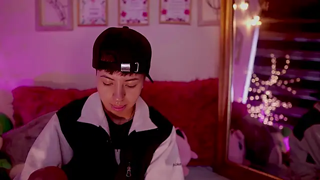 Snapshot of tommy_blue chatting on 03-19-25, 12:34 tommy blue online show from 03-19-25, 12:34