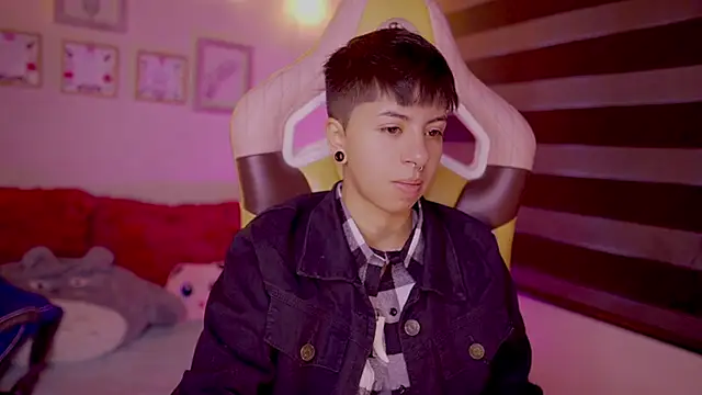 Snapshot of tommy_blue chatting on 03-21-25, 12:39 tommy blue online show from 03-21-25, 12:39