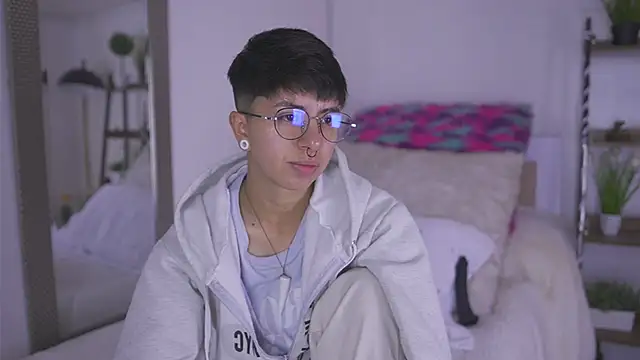 Snapshot of tommy_blue chatting on 10-09-25, 12:49 tommy blue online show from 10-09-25, 12:49