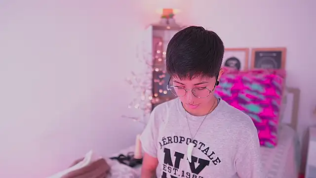 Snapshot of tommy_blue chatting on 09-11-25, 01:16 tommy blue online show from 09-11-25, 01:16