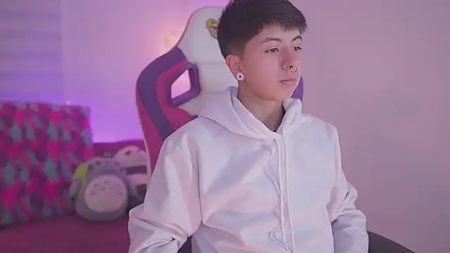 Snapshot of tommy_blue chatting on 11-10-25, 12:43 tommy blue online show from 11-10-25, 12:43