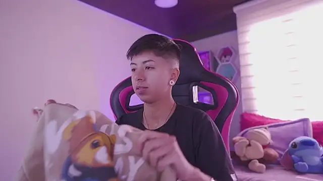 Snapshot of tommy_blue chatting on 03-11-25, 12:50 tommy blue online show from 03-11-25, 12:50