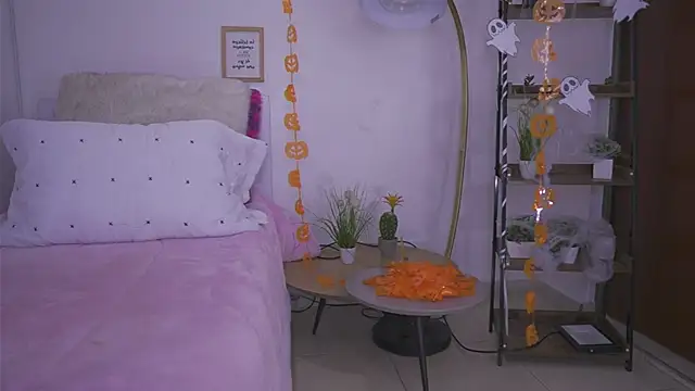 Snapshot of tommy_blue chatting on 10-22-25, 12:59 tommy blue online show from 10-22-25, 12:59