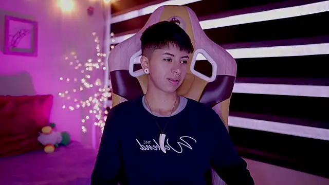 Snapshot of tommy_blue chatting on 03-14-25, 12:29 tommy blue online show from 03-14-25, 12:29