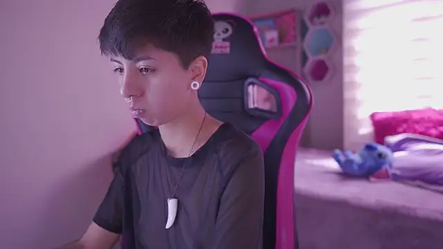 Snapshot of tommy_blue chatting on 03-09-25, 03:27 tommy blue online show from 03-09-25, 03:27