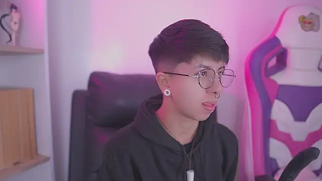 Snapshot of tommy_blue chatting on 10-11-25, 04:30 tommy blue online show from 10-11-25, 04:30