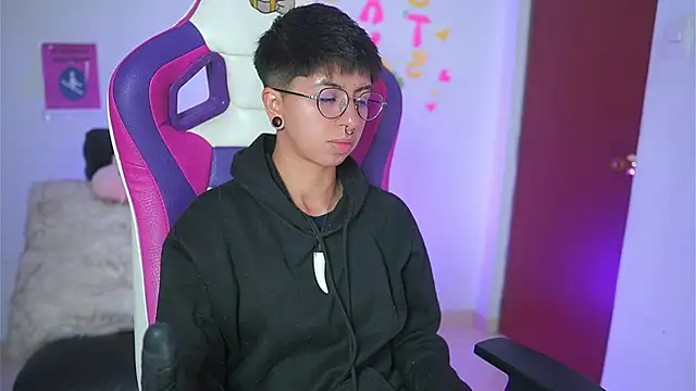 Snapshot of tommy_blue chatting on 09-19-25, 12:53 tommy blue online show from 09-19-25, 12:53