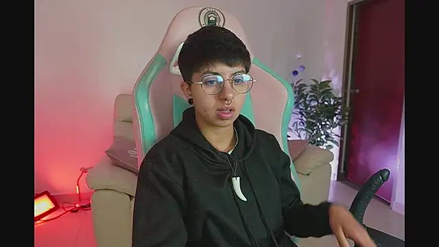 Snapshot of tommy_blue chatting on 10-02-25, 01:14 tommy blue online show from 10-02-25, 01:14