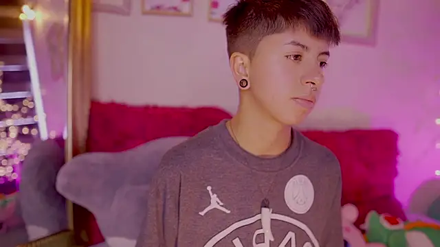 Snapshot of tommy_blue chatting on 03-20-25, 05:04 tommy blue online show from 03-20-25, 05:04