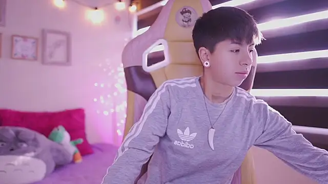 Snapshot of tommy_blue chatting on 03-10-25, 12:17 tommy blue online show from 03-10-25, 12:17