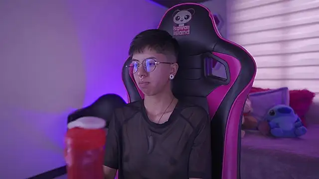 Snapshot of tommy_blue chatting on 03-11-25, 03:56 tommy blue online show from 03-11-25, 03:56