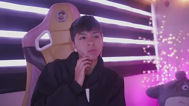 Snapshot of tommy_blue chatting on 03-07-25, 12:56 tommy blue online show from 03-07-25, 12:56