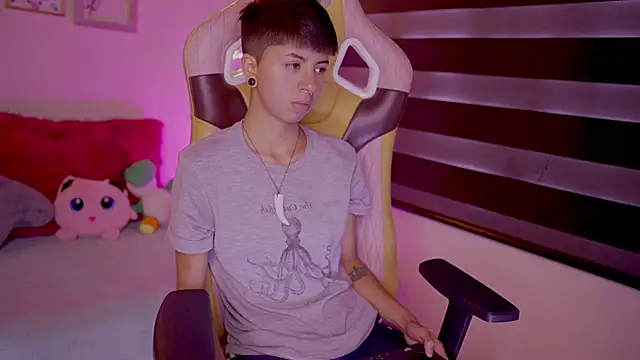 Snapshot of tommy_blue chatting on 03-21-25, 03:46 tommy blue online show from 03-21-25, 03:46