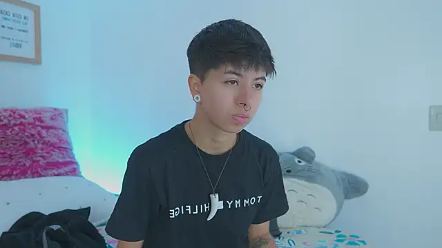 Snapshot of tommy_blue chatting on 10-21-25, 02:05 tommy blue online show from 10-21-25, 02:05