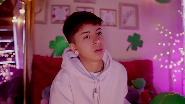 Snapshot of tommy_blue chatting on 03-18-25, 01:01 tommy blue online show from 03-18-25, 01:01