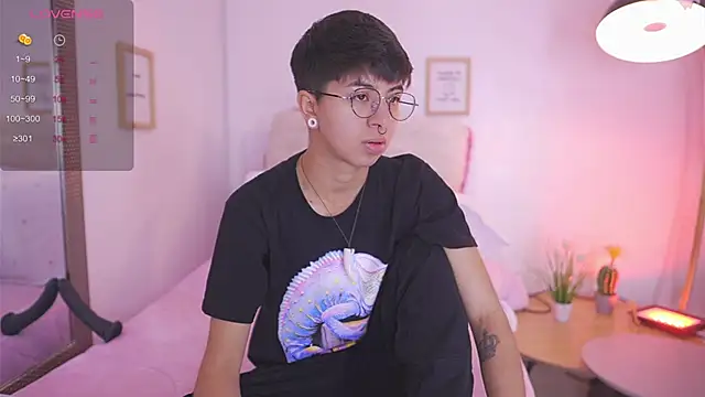 Snapshot of tommy_blue chatting on 10-27-25, 01:34 tommy blue online show from 10-27-25, 01:34