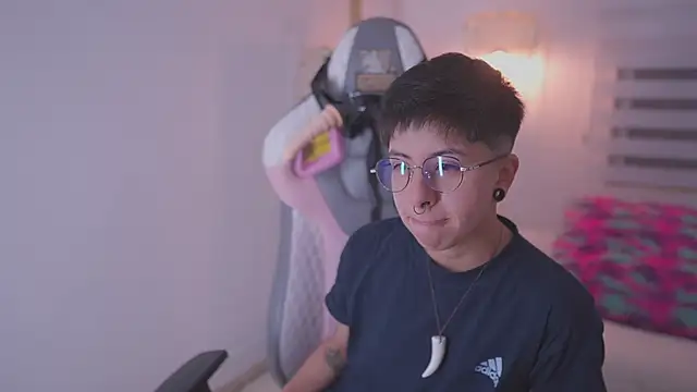 Snapshot of tommy_blue chatting on 09-16-25, 01:17 tommy blue online show from 09-16-25, 01:17