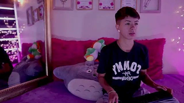 Snapshot of tommy_blue chatting on 03-15-25, 01:18 tommy blue online show from 03-15-25, 01:18