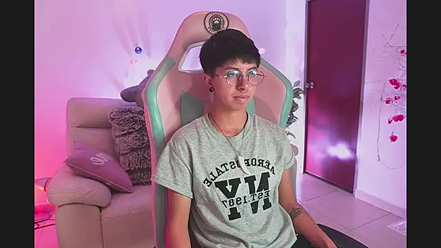 Snapshot of tommy_blue chatting on 10-01-25, 12:38 tommy blue online show from 10-01-25, 12:38