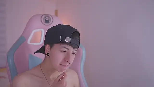 Snapshot of tommy_blue chatting on 11-24-25, 12:27 tommy blue online show from 11-24-25, 12:27