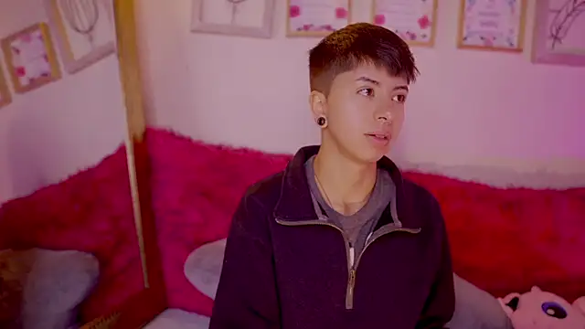 Snapshot of tommy_blue chatting on 03-20-25, 12:54 tommy blue online show from 03-20-25, 12:54