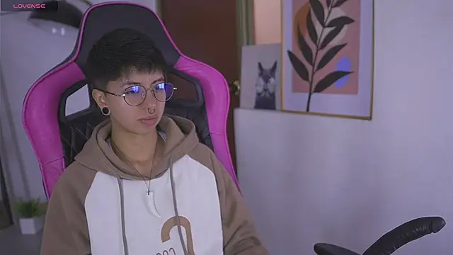 Snapshot of tommy_blue chatting on 09-22-25, 01:06 tommy blue online show from 09-22-25, 01:06