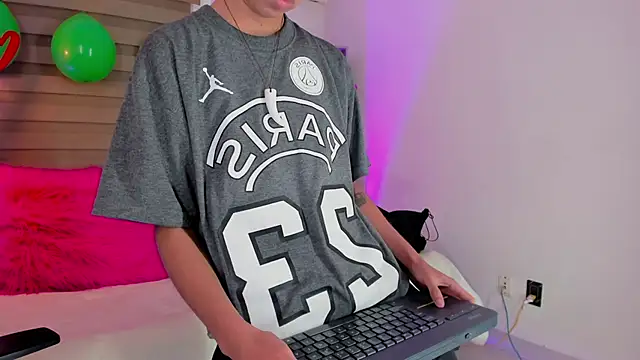 Snapshot of tommy_blue chatting on 03-20-25, 08:08 tommy blue online show from 03-20-25, 08:08