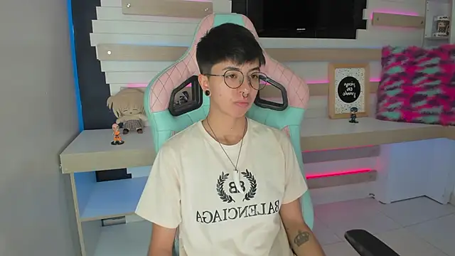 Snapshot of tommy_blue chatting on 12-04-25, 07:13 tommy blue online show from 12-04-25, 07:13