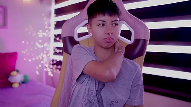 Snapshot of tommy_blue chatting on 03-14-25, 03:36 tommy blue online show from 03-14-25, 03:36