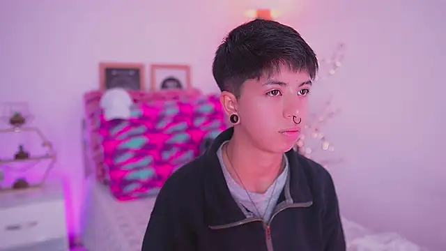 Snapshot of tommy_blue chatting on 09-24-25, 01:06 tommy blue online show from 09-24-25, 01:06