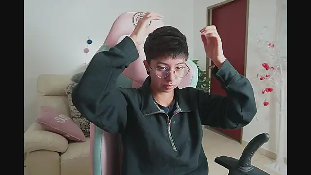 Snapshot of tommy_blue chatting on 10-01-25, 03:27 tommy blue online show from 10-01-25, 03:27