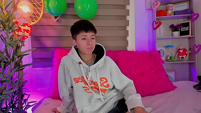 Snapshot of tommy_blue chatting on 03-22-25, 07:42 tommy blue online show from 03-22-25, 07:42