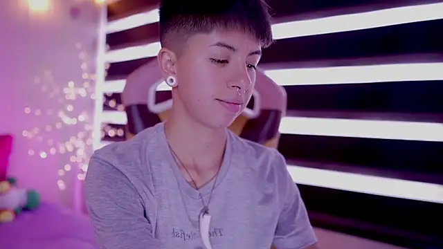 Snapshot of tommy_blue chatting on 03-14-25, 06:39 tommy blue online show from 03-14-25, 06:39