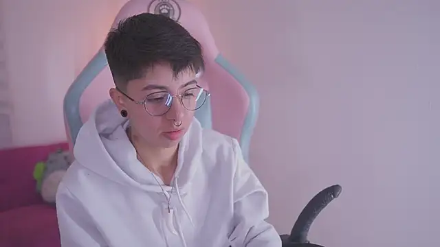 Snapshot of tommy_blue chatting on 11-26-25, 12:27 tommy blue online show from 11-26-25, 12:27