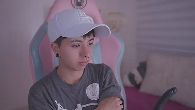 Snapshot of tommy_blue chatting on 11-19-25, 12:38 tommy blue online show from 11-19-25, 12:38