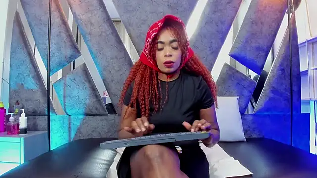 CandyMartinez  online show from 12-20-25, 04:43