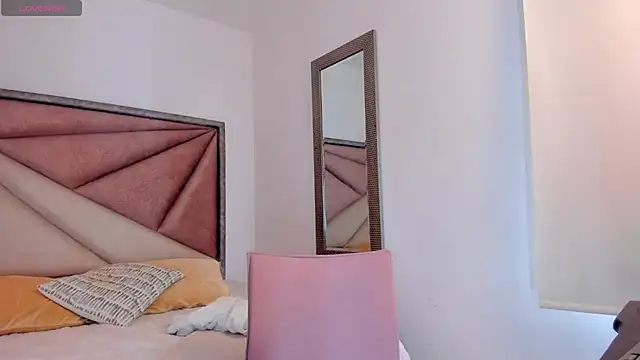 SaskiaGrendel online show from 09-19-25, 06:12