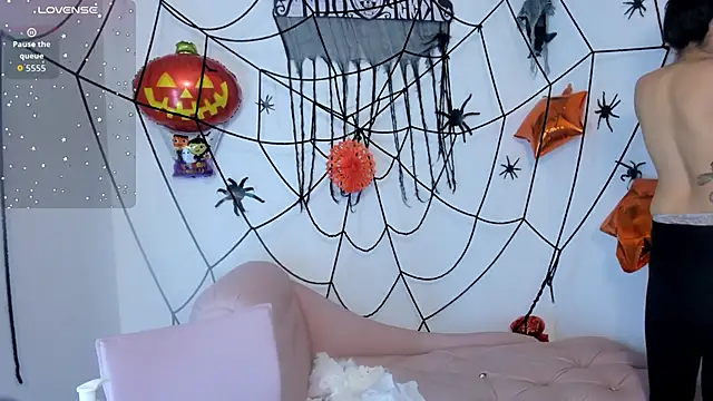 SaskiaGrendel online show from 10-30-25, 10:17