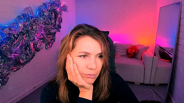 Snapshot of NicoleHitman chatting on 10-13-25, 09:33 NicoleHitman online show from 10-13-25, 09:33